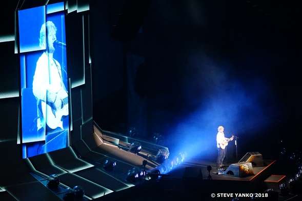 Ed Sheeran used a guitar & a loop station in his concert.