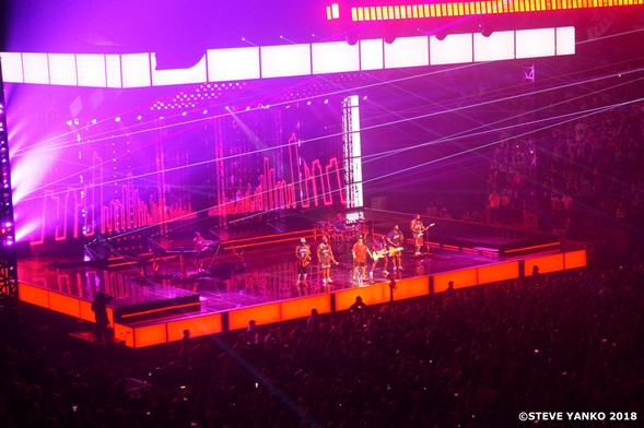 Bruno Mars & his band gave the audience in Melbourne a brilliant show.